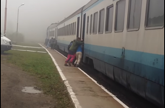 В Закарпатье пассажирам пришлось толкать поезд