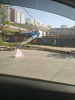 Строительный кран упал и переломал забор во Владивостоке