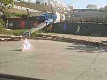 Строительный кран упал и переломал забор во Владивостоке