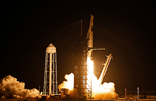 SpaceX Илона Маска впервые запустила в космос гражданский экипаж