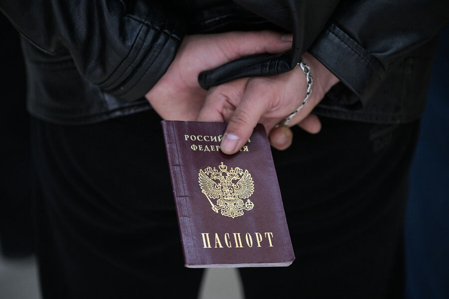Петербуржец поджег свой паспорт ради эффектного фото для соцсетей