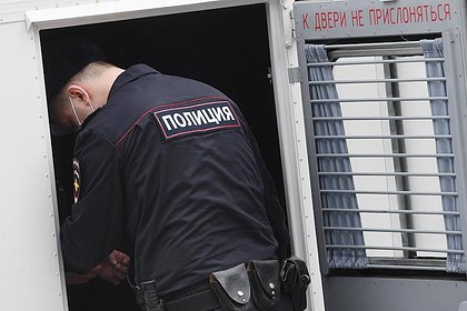 Российский полицейский во время отпуска нанял безработного для поджога кафе