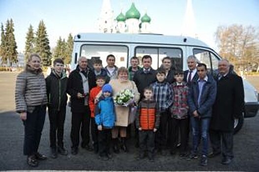 Губернатор подарил многодетной семье из Рыбинска микроавтобус