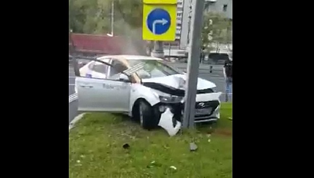 Каршеринговое авто "спикировало" в столб на севере Москвы. Видео