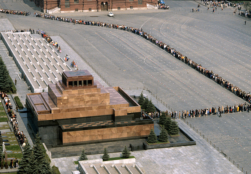 Очередь в Мавзолей В.И. Ленина на Красной площади, 1987 г.