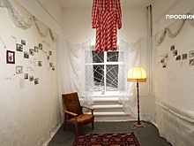 Чужие фотографии за стенкой. Как художница сочинила людям из "чемодана" новую жизнь