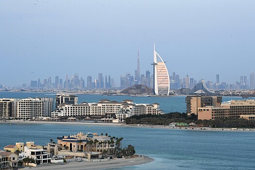 Обещают миллионы: как российских школьниц вербуют в «модельные туры»