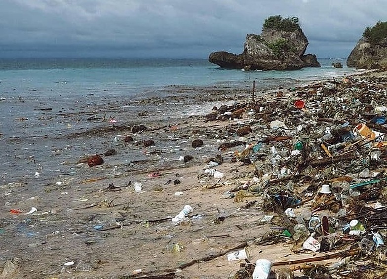 Туристы восхищаются индонезийским островом, но никто не фотографируется на фоне тонн мусора, которые периодически выбрасывает на пляжи. 