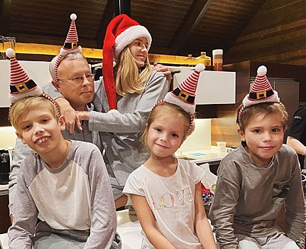Все в сборе: Перминова обняла мужа-бизнесмена на рождественском фото с тремя детьми-блондинами