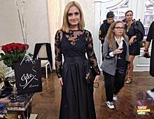 Звездная премия: Карина Мишулина в черном платье в пол в числе первых прибыла на церемонию