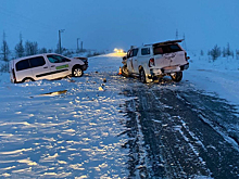 Два человека пострадали при лобовом столкновении трех машин между Новым Уренгоем и Коротчаево. ФОТО