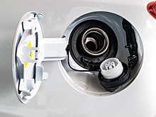 Перечислены главные ошибки автомобилистов, обнаруживших воду в бензобаке