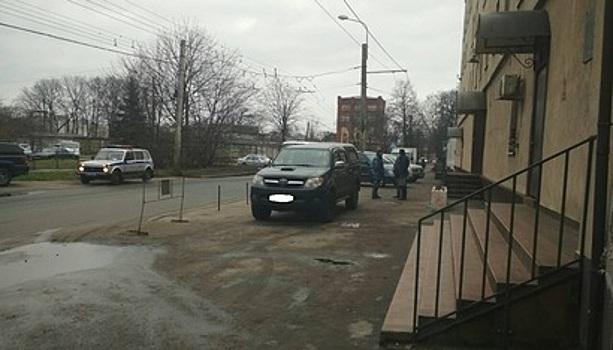 В Калининграде автомобиль Toyota сбил женщину на тротуаре