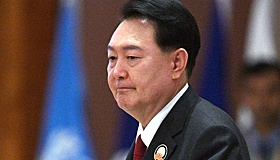Президент Южной Кореи публично извинился за «немудрое поведение» жены