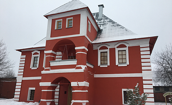 Достопримечательности Курской области, фасады которых практически в цвете года Viva Magenta