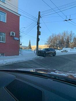 В Кирове водитель «Инфинити» «припарковал» свой автомобиль в столб