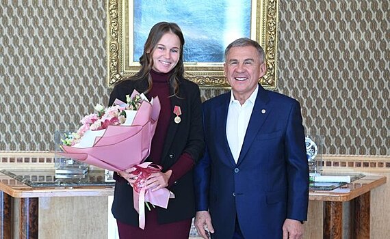 Рустам Минниханов наградил медалью казанскую теннисистку Веронику Кудерметову