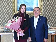 Рустам Минниханов наградил медалью казанскую теннисистку Веронику Кудерметову