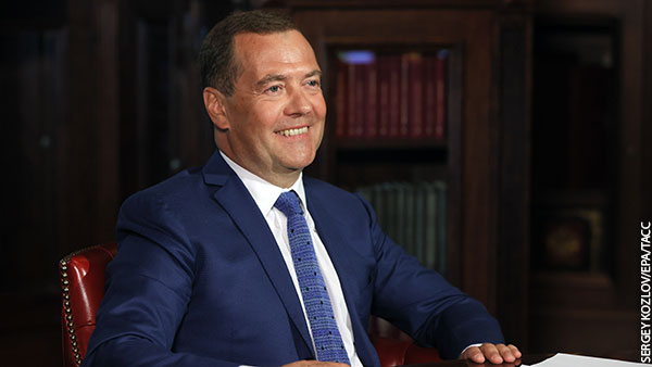 Замглавы Совета безопасности РФ Медведев высмеял потолок цен на нефть кадром из фильма «Сияние»