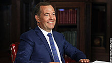 Замглавы Совета безопасности РФ Медведев высмеял потолок цен на нефть кадром из фильма «Сияние»
