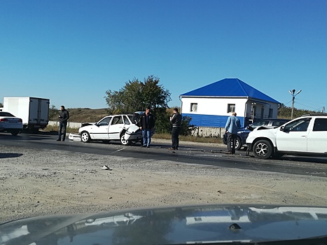 «Двойной железный поцелуй»: В Волгограде на дороге смяло «Opel» — видео