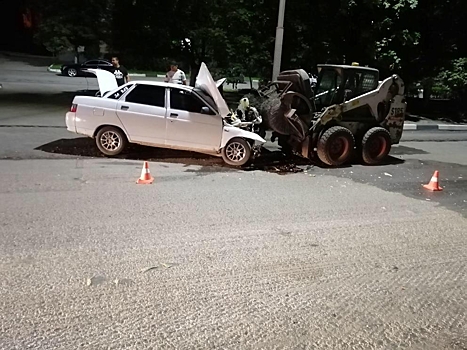 В Новочеркасске автомобиль протаранил дорожный погрузчик