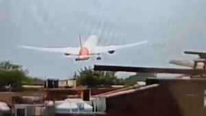Появилось видео с упавшим в Индии самолетом