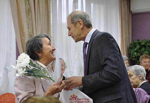 Сотрудники филиала «Кировэнерго» поздравили ветеранов энергетики с Днем пожилых людей