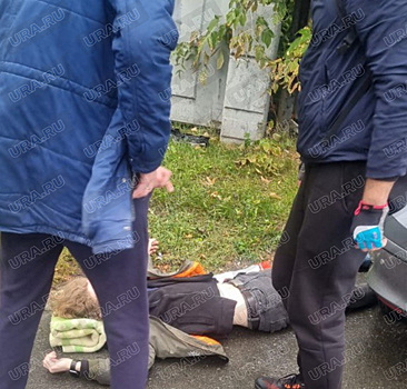 В Екатеринбурге иномарка протаранила такси и врезалась в забор кладбища