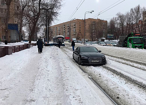 В Москве водитель захотел объехать пробку и застрял на рельсах