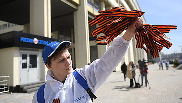 Участники форума Победителей в Брянске возложили цветы на площади Партизан