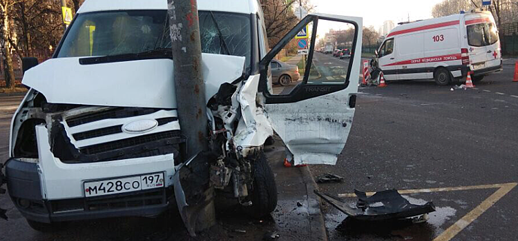 Школьный автобус врезался в скорую в Москве, есть раненые