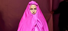 Сама скромность: Ирина Шейк вышла на подиум в гигантском розовом «коконе»