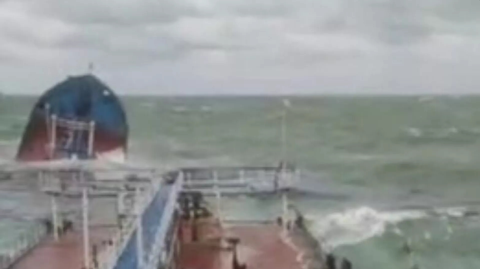 В затонувших нефтетанкерах в Керченском проливе находится 3,9 тонн мазута