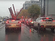 Румынский водитель решил перевезти водопроводные трубы в кабриолете