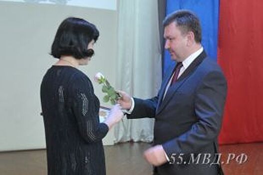 Начальник омского УМВД поблагодарил омичку, которая помогла в раскрытии ДТП