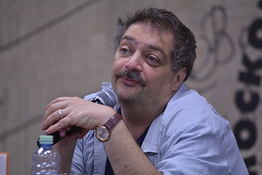 Сбежавшего из РФ писателя объявили в международный розыск. В чём обвинили Дмитрия Быкова*