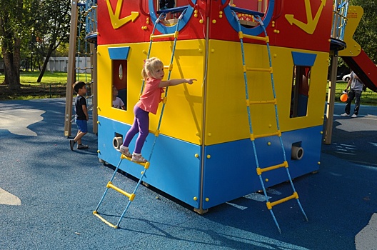 Три игровые площадки в Покровском-Стрешневе обезопасят резиновым покрытием