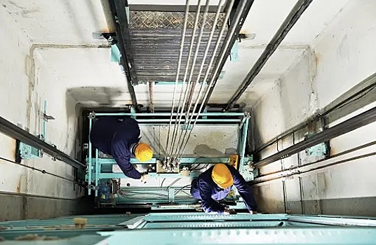 Монтажник лифтов в Самаре может заработать до 175 тысяч рублей