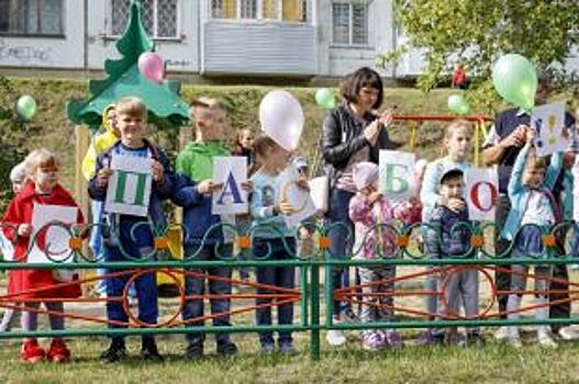 Сотрудница Алтай-Кокса оборудовала в Заринске детскую площадку