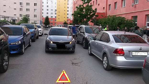 Во дворе энгельсской многоэтажки водитель Kia сбил семилетнего мальчика