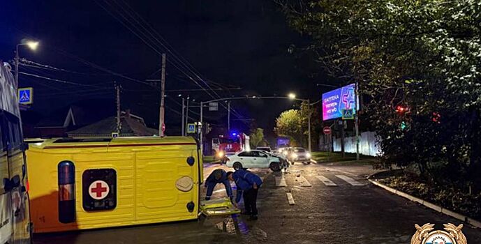 В Ростове столкнулись скорая помощь и легковой автомобиль