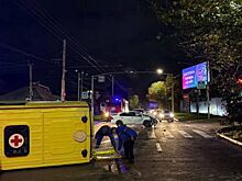 В Ростове столкнулись скорая помощь и легковой автомобиль