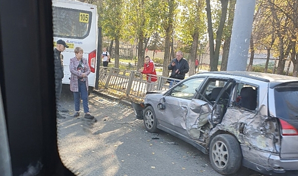 В Воронеже маршрутный «ПАЗик» протаранил 7 автомобилей