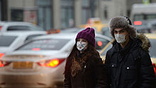 Роспотребнадзор рекомендует носить медицинскую маску в общественных местах