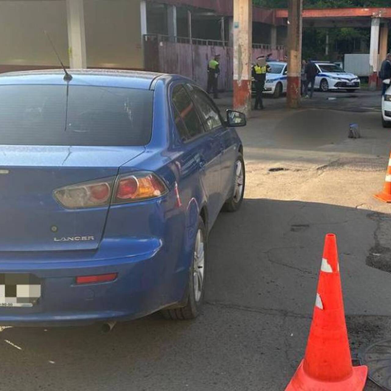 Автомобиль Mitsubishi насмерть задавил женщину на парковке в столичных  Вешняках - Рамблер/авто