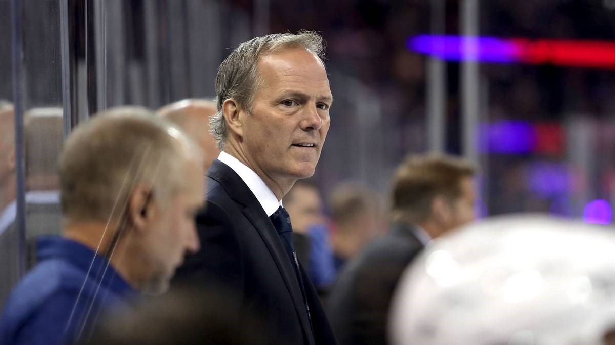 Тренер клуба НХЛ извинился за предложение надеть юбки на вратарей