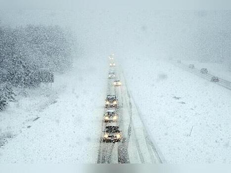 Снегопад осложнил движение грузовиков на трассах Забайкалья