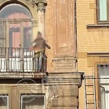 Россиянка залезла на чужой балкон, разбила горшок об голову спасателя и попала на видео