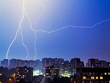 Эксперт Гринин: не стоит снимать грозу на телефон, находясь на балконе или у окна